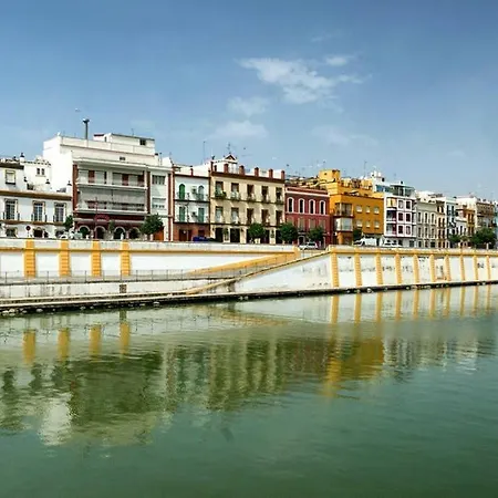 Ad32 Luminoso A Pies Del Puente De Triana